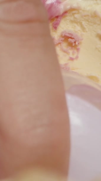 비디오 매크로 클로즈업 컨테이너에서 아이스크림을 스쿠프 아이스크림 국자를 — 비디오