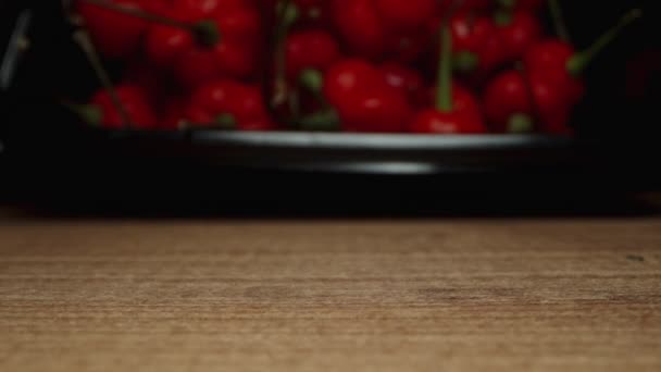 Kiöntöm Pulyka Csillagának Piros Chilis Paprikáját Dobozból Asztalra Lassítva Dolly — Stock videók