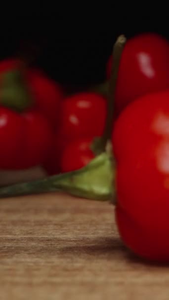 垂直录像 土耳其之星的微红辣椒品种落在桌上 慢动作 大娃娃 — 图库视频影像