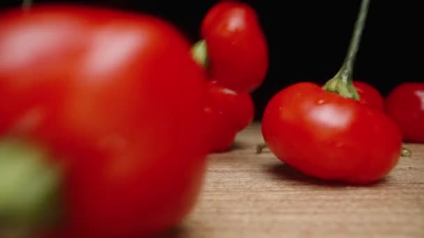 土耳其之星 中的湿红色辣椒以慢动作落在桌子上 宏观滑块射门 — 图库视频影像