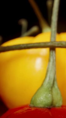 Dikey video. Sarı Habanero biberleri ve The Star of Turkey 'in kırmızı biberleri. Dolly kaydırıcı aşırı yakın çekim.