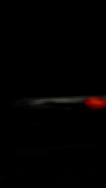 垂直录像 土耳其之星 中的红色迷你辣椒在黑色背景下 以慢镜头 特写的方式落入水中 — 图库视频影像