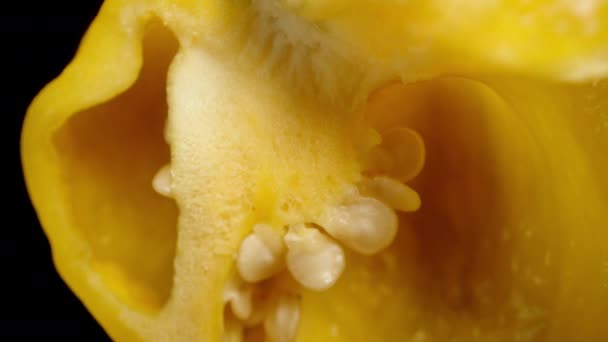 Meio Uma Pimenta Amarela Habanero Com Sementes Sobre Fundo Preto — Vídeo de Stock