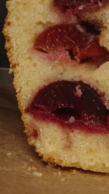 Dikey video. Kirazlı pastadan bir parça kestim ve kameranın yanına düştü. Kekler.