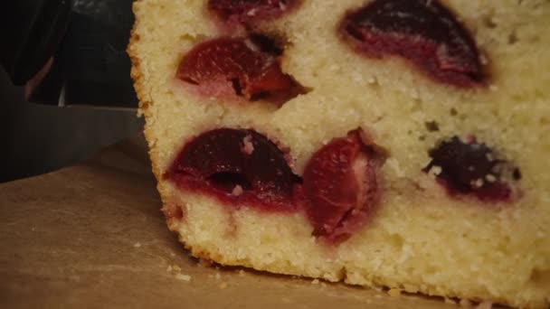 Kirazlı Pastadan Bir Parça Kestim Kameranın Yanına Düştü Kekler — Stok video