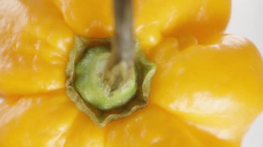 Dönen sarı Habanero biberinin yukarıdan aşağıya yakın görüntüsü.