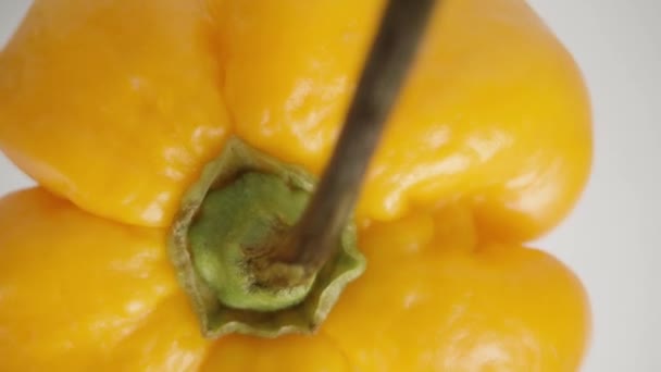 Een Gele Habanero Peper Draait Versnelt Als Het Valt Een — Stockvideo
