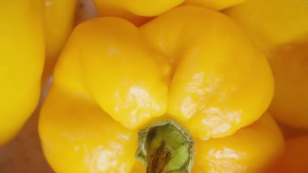 Sebuah Piring Putih Dengan Paprika Habanero Kuning Berputar Pada Latar — Stok Video