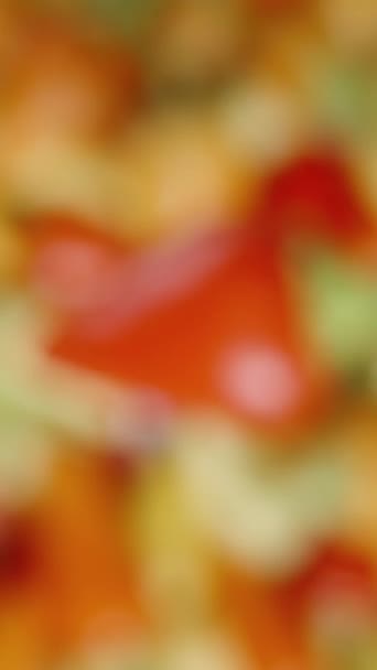 Вертикальное Видео Красный Розмариновый Перец Чили Вращается Фоне Разноцветного Перца — стоковое видео