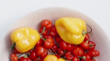 Tabağı Türk Yıldızı ve Sarı Habanero mini biberleriyle beyaz masaya koyuyorum, yukarıdan izleniyor..