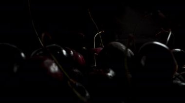 Karanlıktan aydınlığa büyük miktarda kiraz çıkar. Yakın çekim..