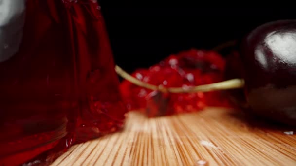 Kırmızı Yapımı Jöle Kiraz Meyveleri Ahşap Bir Masaya Saçılmış Dolly — Stok video