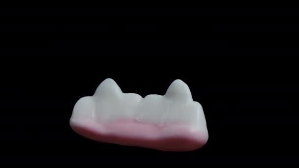 白い歯と吸血鬼の牙のような形をしたガミーキャンディーは 閉じたショットで 隔離された黒い背景に回転し — ストック動画
