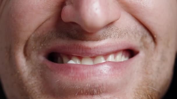 Man Met Baard Glimlacht Toont Snoep Zijn Mond Vorm Van — Stockvideo
