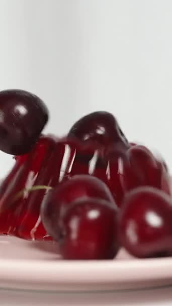 Függőleges Videó Cseresznyeszeder Szétszórtan Esik Vörös Kocsonyára Amitől Hullámzani Kezd — Stock videók