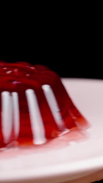 Κάθετο Βίντεο Φέρνω Ένα Πιάτο Κόκκινο Σπιτικό Ζελέ Στο Χέρι — Αρχείο Βίντεο
