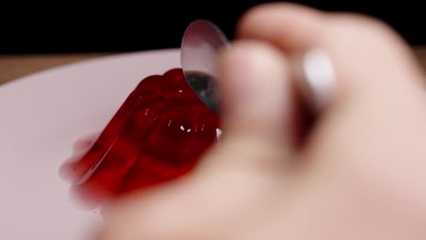 Aku Mematahkan Sepotong Cherry Jelly Piring Merah Muda Dalam Gerakan — Stok Video
