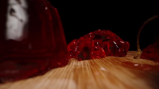樱桃浆果从上到下落在自制的红色果冻上 一切都在缓慢地摇晃着 多利滑翔机极端特写 — 图库视频影像