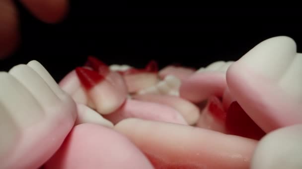 Žvýkací Gumové Bonbóny Tvaru Zubů Upířích Tesáků Jsou Roztroušené Stole — Stock video