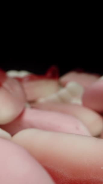 Diş Şeklinde Sakızlı Şekerler Vampir Dişleri Masaya Saçılmış Kamera Ileri — Stok video