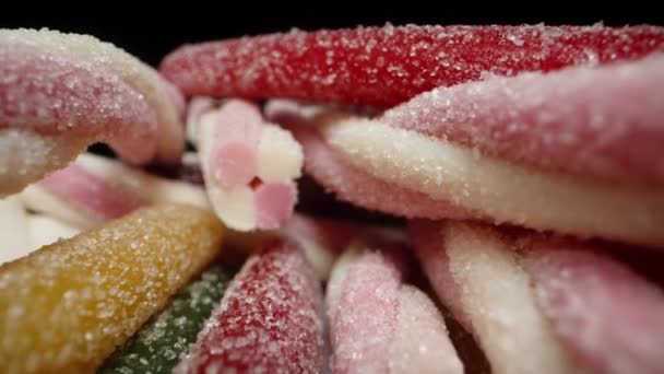 Wielokolorowe Żelki Kurzu Cukrowego Słodycze Czarnym Tle Dolly Suwak Ekstremalne — Wideo stockowe