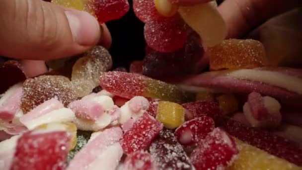 Sortuję Różne Kolorowe Inaczej Ukształtowane Smakowe Cukierki Gumowe Posypane Cukrem — Wideo stockowe