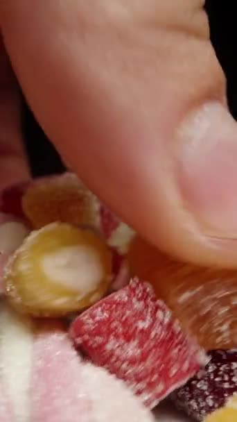 Biorę Garść Różnych Cukierków Żelowych Różnych Kolorach Kształtach Posypanych Cukrem — Wideo stockowe