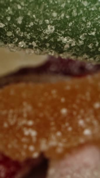 Mieszanka Żelowych Cukierków Różnych Kolorach Smakach Posypana Cukrem Kamera Jest — Wideo stockowe