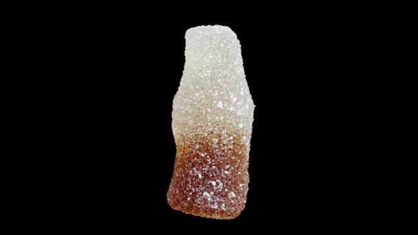 Una Caramella Gommosa Gommosa Forma Bottiglia Cola Spolverata Zucchero Ruota — Video Stock