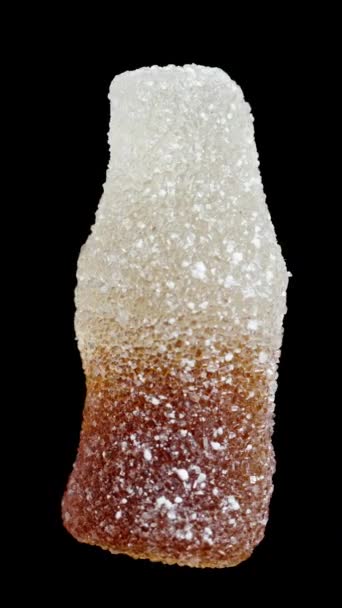 Žvýkací Gumový Bonbón Tvaru Láhve Coly Poprášené Cukrem Otočí Černém — Stock video