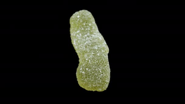 Caramelo Gomoso Forma Gusano Larva Espolvoreado Con Azúcar Rota Sobre — Vídeo de stock
