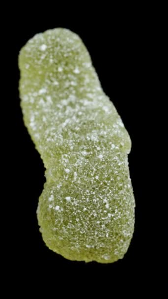 Kurtçuk Larva Şeklinde Şeker Şekerle Kaplanmış Siyah Bir Arkaplanda Döner — Stok video
