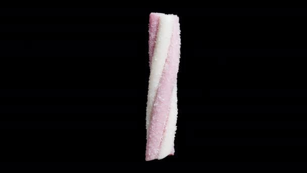 Gumové Cukroví Tvaru Zkroucené Růžové Tyčinky Poprášené Cukrem Otočí Černém — Stock video