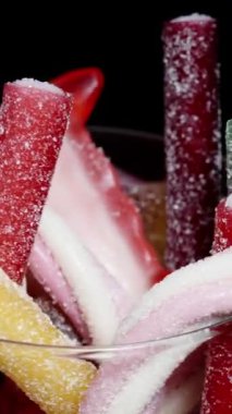 Bardaktan bardağa kadar şekerle doldurulmuş kırmızı jelibon çubuğunu çeşitli şekerlerle doldurdum..