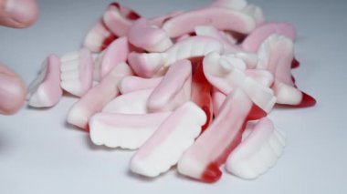 Erkek eller, vampir dişi şeklinde büyük bir şekerleme yığını toplar..