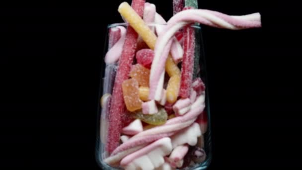 Szklanka Wypełniona Góry Mieszanką Różnych Cukierków Gumowych Różnych Kształtach Kolorach — Wideo stockowe