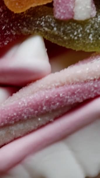 Szklanka Wypełniona Góry Mieszanką Różnych Gumowych Cukierków Różnych Kształtach Kolorach — Wideo stockowe
