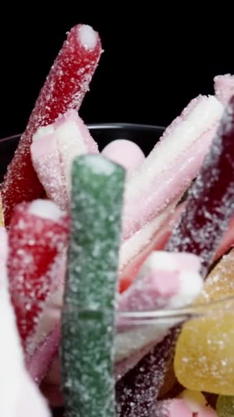 Tepeden Bakıldığında Farklı Şekil Renkte Çeşitli Şekerlemelerle Dolu Bir Bardak — Stok video