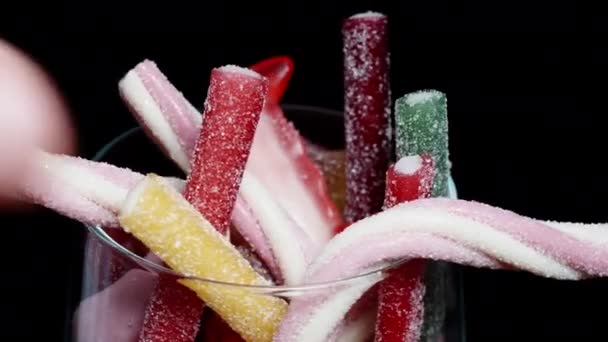 Recupero Bastoncino Caramelle Gommose Rosso Spolverato Zucchero Dal Bicchiere Riempito — Video Stock