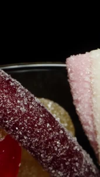 Ich Nehme Einen Verdrehten Rosa Gummibonbonbonbon Stick Der Mit Zucker — Stockvideo