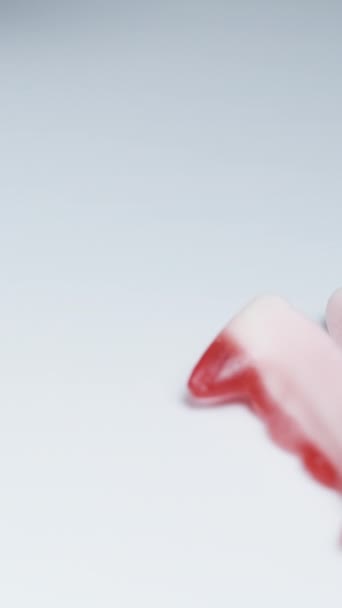 팬지가있는 뱀파이어 치아의 모양의 사탕은 슬로우 모션에서 배경에 떨어집니다 — 비디오