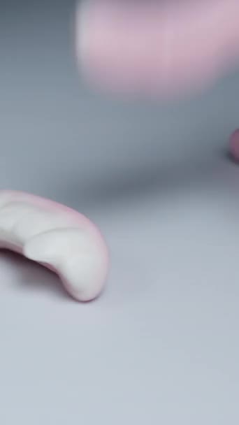 Farklı Dişlere Sahip Çene Şeklinde Jelibon Şekerler Beyaz Bir Masaya — Stok video