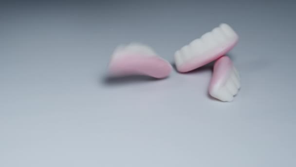 Mieszanka Żelkowych Cukierków Kształcie Zębów Czerwonymi Wampirzymi Kłami Spada Biały — Wideo stockowe
