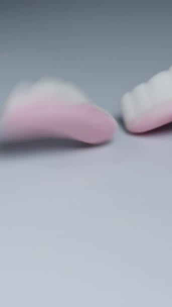 Blandning Godis Form Tänder Med Röda Vampyrhuggtänder Faller Ett Vitt — Stockvideo