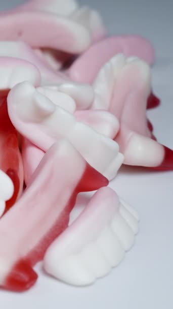 Mężczyzna Ręce Zebrać Duży Stos Gumowe Cukierki Kształcie Wampirze Zęby — Wideo stockowe