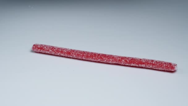색깔의 입히는 지팡이는 슬로우 모션에서 테이블에 떨어집니다 — 비디오
