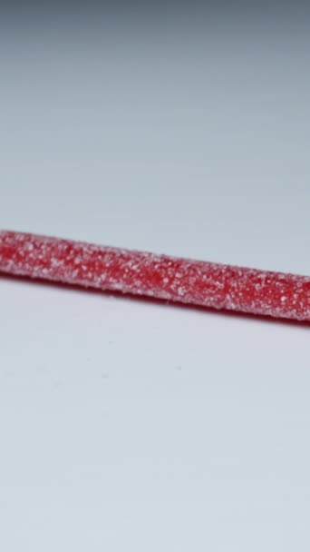 Suiker Gecoate Gummy Sticks Van Verschillende Kleuren Vallen Tafel Slow — Stockvideo