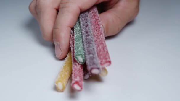 Farklı Renklerdeki Şeker Kaplı Jelibonlara Dokunuyorum Ellerim Şekerle Kaplanıyor — Stok video