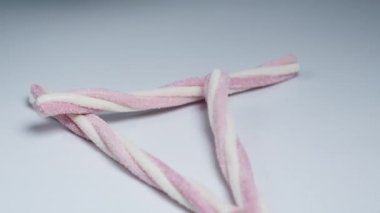 Pembe jelibon ve şeker masaya düşer..