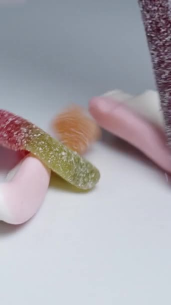 Ogromny Wybór Cukierków Gumowych Różnych Kolorach Kształtach Spadają Stół Zwolnionym — Wideo stockowe